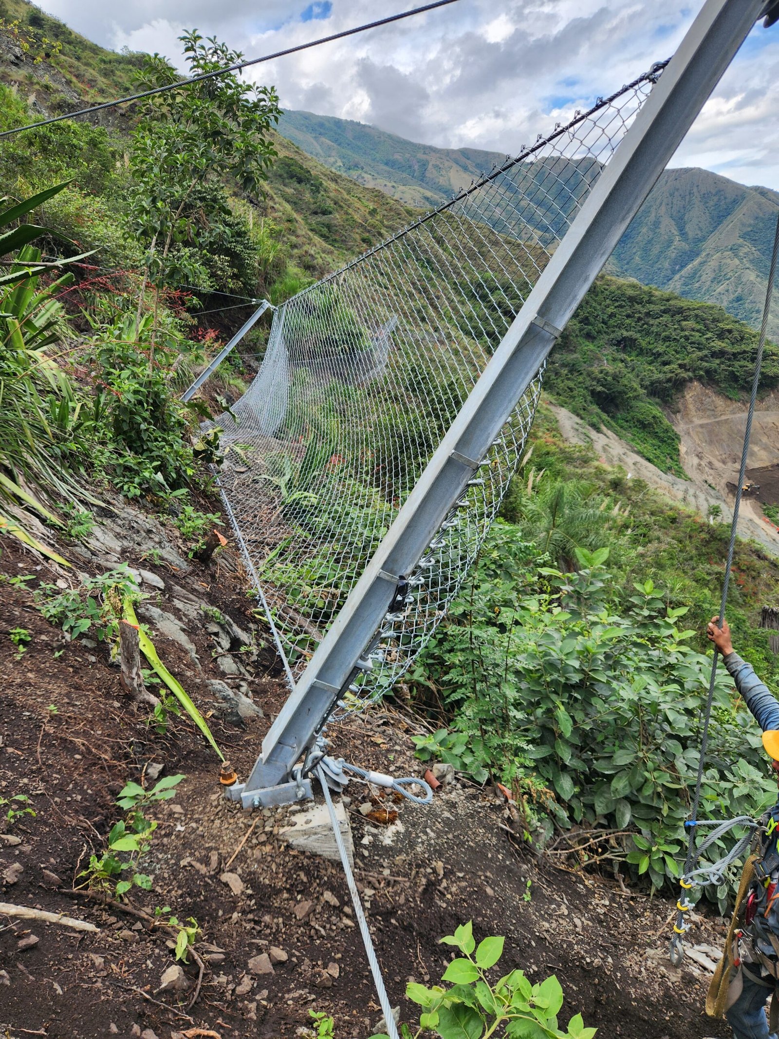 Poste sobre dado y pivote